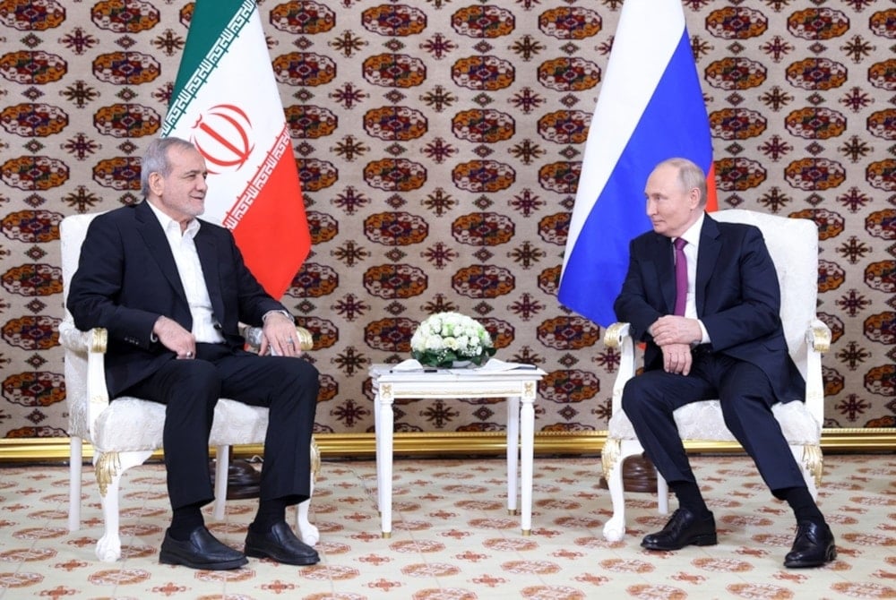 El presidente de Rusia, Vladimir Putin, y su homólogo de Irán, Masoud Pezeshkian, conversan en la ciudad de Ashgabat, capital de Turkmenistán.