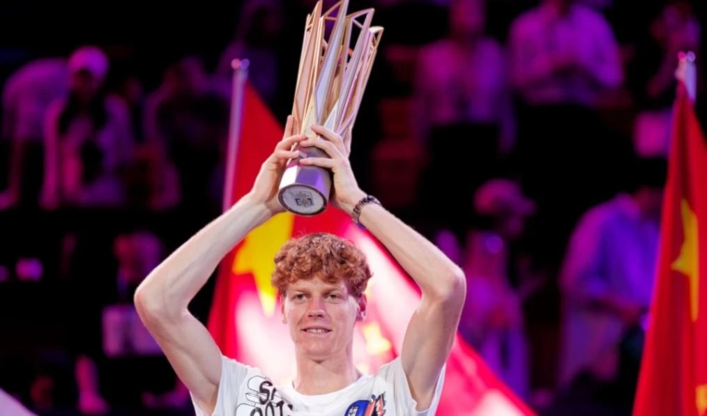 Sinner vence a Djokovic en Shanghái y cerrará año en la cima de la ATP.