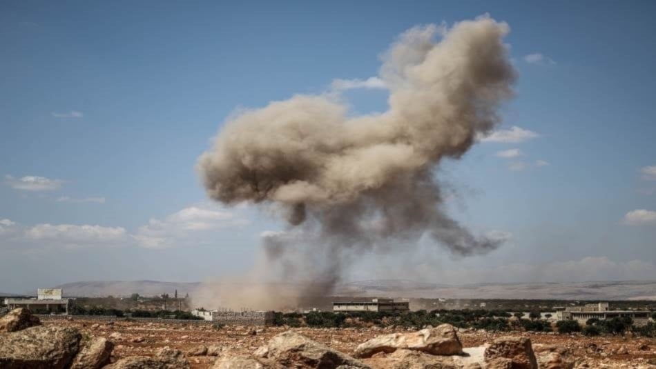 Cazas rusos y sirios bombardean campamentos terroristas en las zonas rurales en Idlib y Latakia