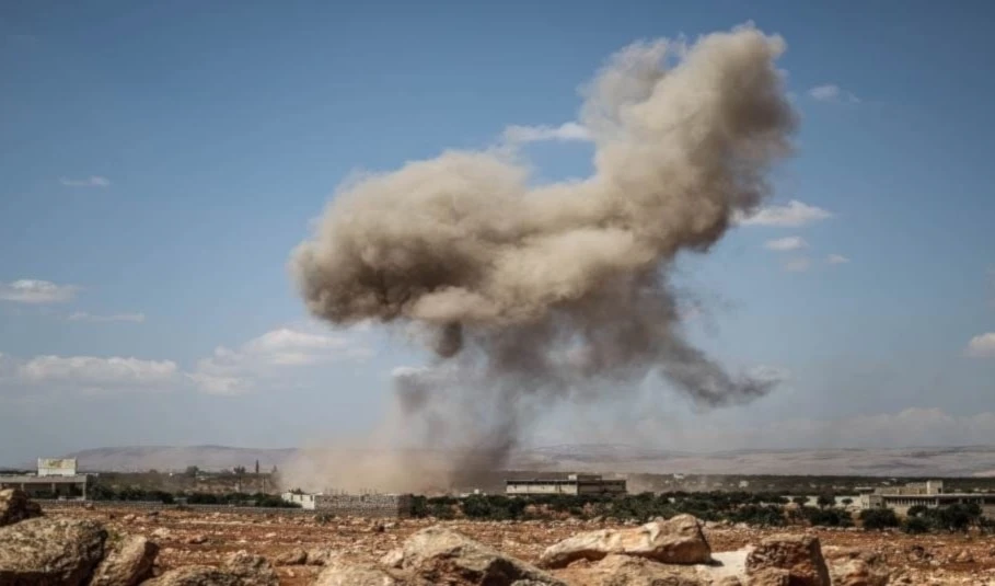 Cazas rusos y sirios bombardean campamentos terroristas en las zonas rurales en Idlib y Latakia