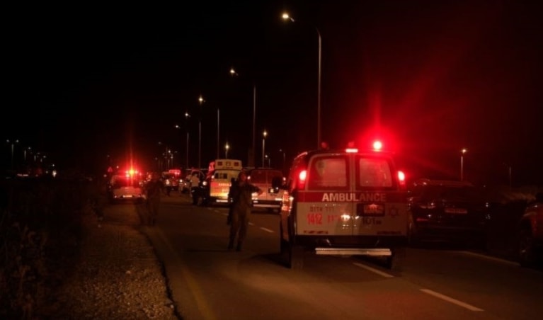 Las ambulancias trasladaron a los heridos del ataque a la base militar israelí en Haifa. 