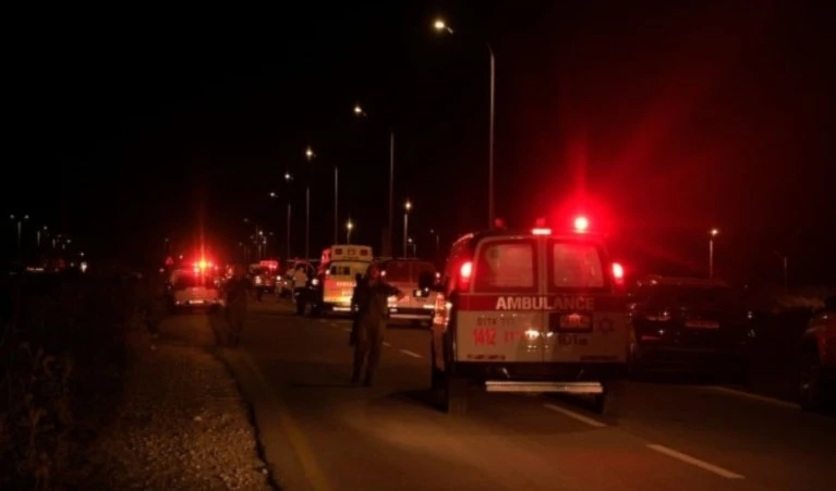 Las ambulancias trasladaron a los heridos del ataque a la base militar israelí en Haifa.