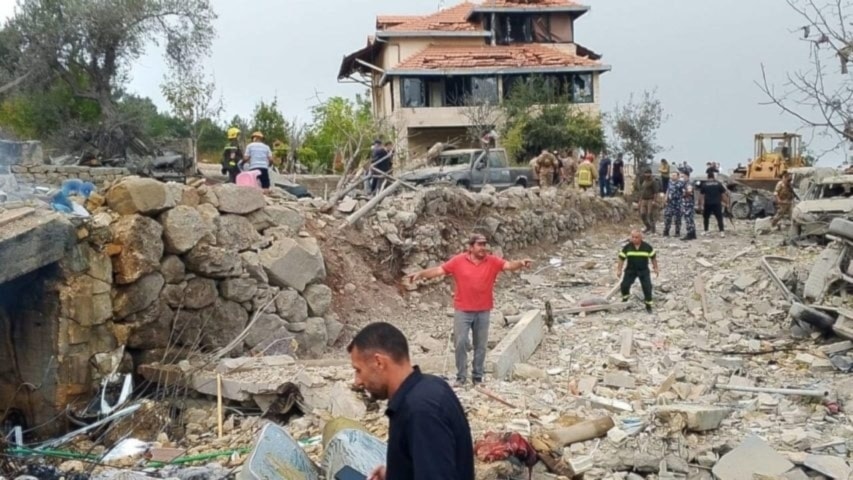 Edificio en ruinas atacado en Ayto, al norte de Líbano.