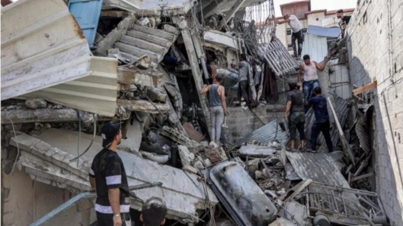 Al menos cinco personas fallecieron y otras resultaron lesionadas en el ataque contra una casa en la zona de Al-Nasr, junto a la Torre Italiana, al norte de la ciudad de Gaza.