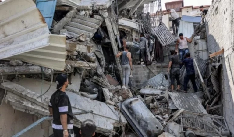 Al menos cinco personas fallecieron y otras resultaron lesionadas en el ataque contra una casa en la zona de Al-Nasr, junto a la Torre Italiana, al norte de la ciudad de Gaza.