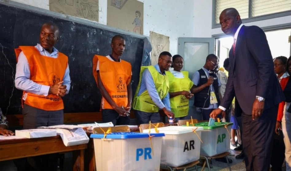 El candidato del Partido Frente de Liberación de Mozambique, Frelimo, ejerce su derecho al voto.