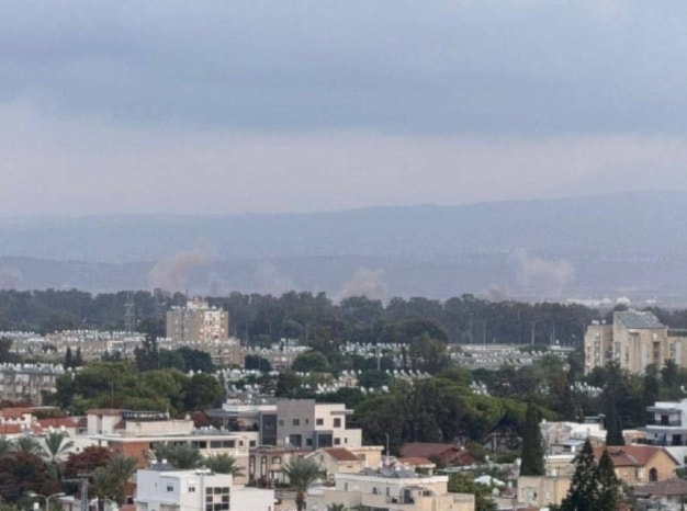 El humo se eleva tras la caída de misiles lanzados desde el Líbano en las zonas de Acre y la Bahía de Haifa. (Foto: Redes sociales)