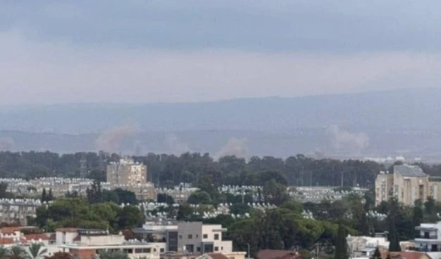 El humo se eleva tras la caída de misiles lanzados desde el Líbano en las zonas de Acre y la Bahía de Haifa. (Foto: Redes sociales) El humo se eleva tras la caída de misiles lanzados desde el Líbano en las zonas de Acre y la Bahía de Haifa. (Foto: Redes sociales)
