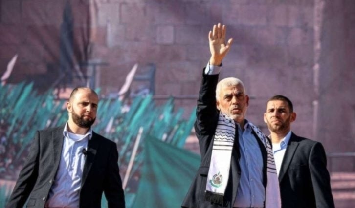 Al centro el líder del movimiento de resistencia palestino Hamas caído en combate, Yahya Sinwar.