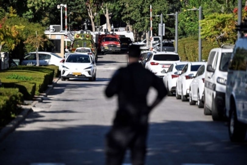 Policía israelí en alerta frente a la casa de Netanyahu después de ser atacada por una marcha de Hizbullah. 19 de octubre de 2024