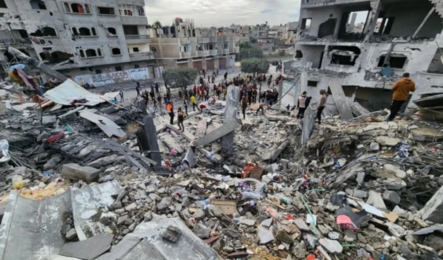 Tras su completa destrucción, la ocupación bombardeó la mayoría de los pozos de agua en el norte de la Franja de Gaza y abrió fuego contra cualquiera que intentara acceder a una cantidad limitada del preciado líquido.