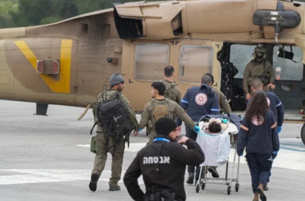 Evacúan a soldados israelíes heridos en combate.