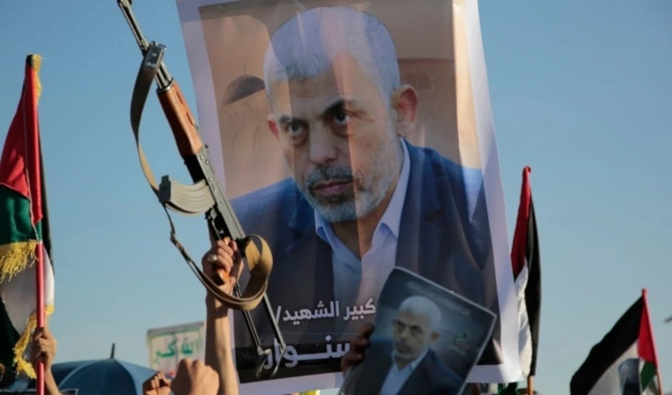 Levantan imagen de Sinwar durante una marcha en Yemen. 18 de octubre de 2024 (Foto: AP)