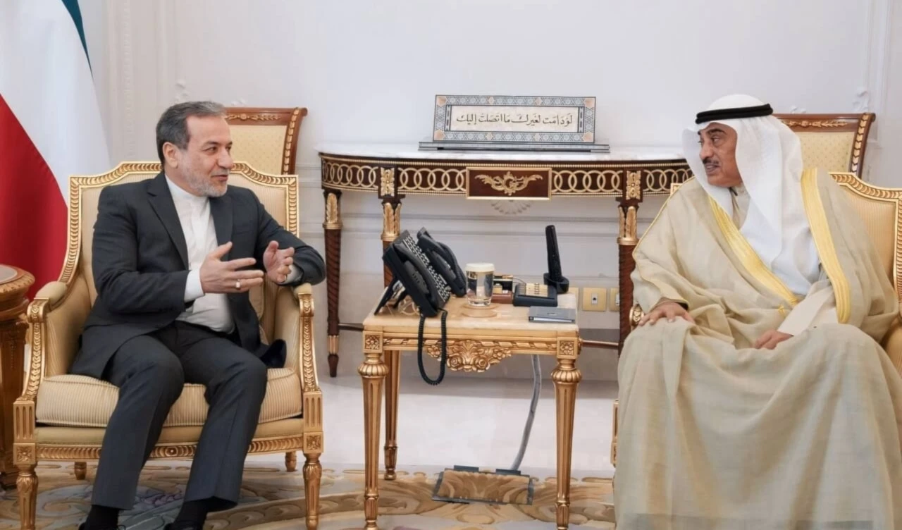 El canciller de Irán, Abbas Aragchi (derecha) viajó a Kuwait para intensificar los esfuerzos encaminados a detener el genocidio y las agresiones de la entidad sionista, poner fin a su impunidad y ayudar a los desplazados en Gaza y Líbano. El canciller de Irán, Abbas Aragchi (derecha) viajó a Kuwait para intensificar los esfuerzos encaminados a detener el genocidio y las agresiones de la entidad sionista, poner fin a su impunidad y ayudar a los desplazados en Gaza y Líbano.