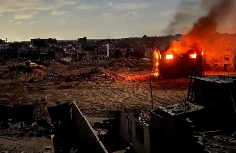 Fuerzas del ejército de ocupación queman viviendas residenciales en el campamento de refugiados de Jabalia, al norte de la Franja de Gaza (Foto: Medios de comunicación palestinos)