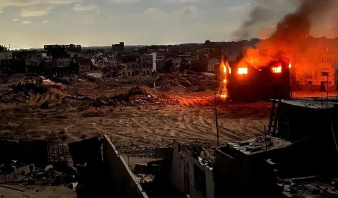 Fuerzas del ejército de ocupación queman viviendas residenciales en el campamento de refugiados de Jabalia, al norte de la Franja de Gaza (Foto: Medios de comunicación palestinos) Fuerzas del ejército de ocupación queman viviendas residenciales en el campamento de refugiados de Jabalia, al norte de la Franja de Gaza (Foto: Medios de comunicación palestinos)