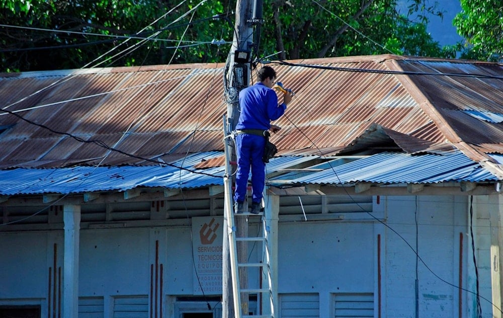 Linieros cubanos apoyan recuperación en Guantánamo (Foto: Agencia Cubana de Noticias)