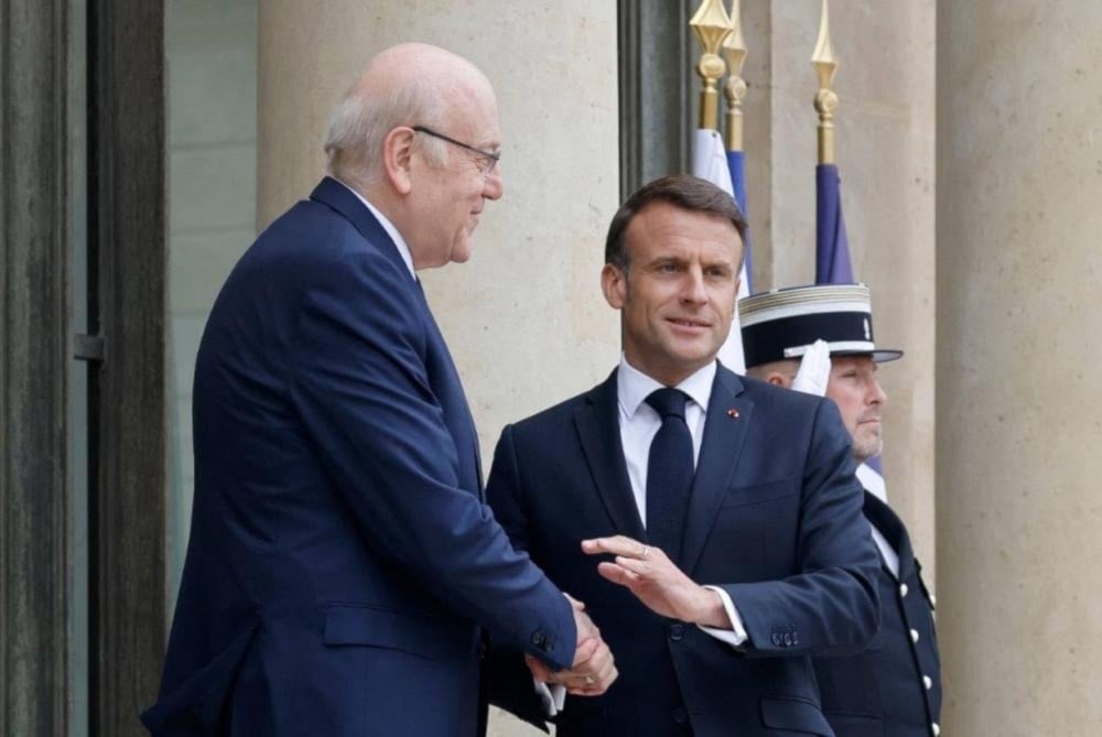 Los presidentes de Francia, Emmanuel Macrón y del Líbano, Najib Mikati, durante su encuentro en el Palacio de Eliseo, en París.  