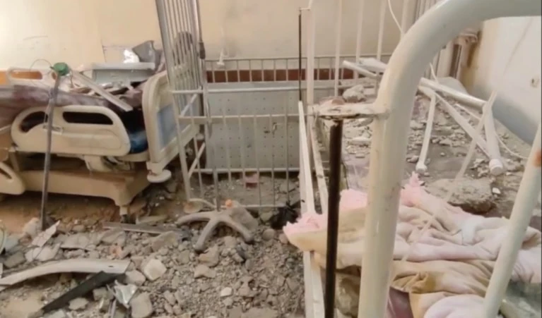 Mueren dos niños en sala de cuidados del hospital Kamal Adwan, tras ataque israelí a los generadores y el servicio de oxígeno. Mueren dos niños en sala de cuidados del hospital Kamal Adwan, tras ataque israelí a los generadores y el servicio de oxígeno.