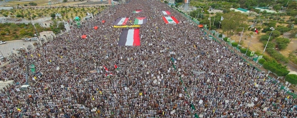 Miles de personas acudieron a la plaza de Saná para respaldar a los hermanos de Palestina y Líbano. 