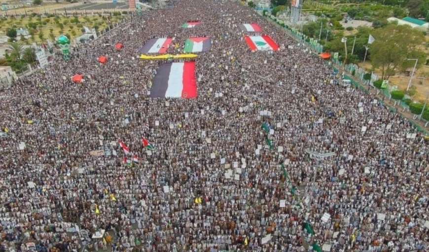 Miles de personas acudieron a la plaza de Saná para respaldar a los hermanos de Palestina y Líbano.