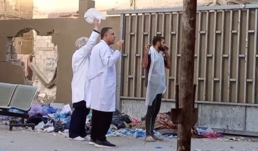 Las fuerzas de ocupación israelí detuvieron a todo el personal médico masculino en el hospital Kamal Adwan. (Fotos: Redes Sociales) 