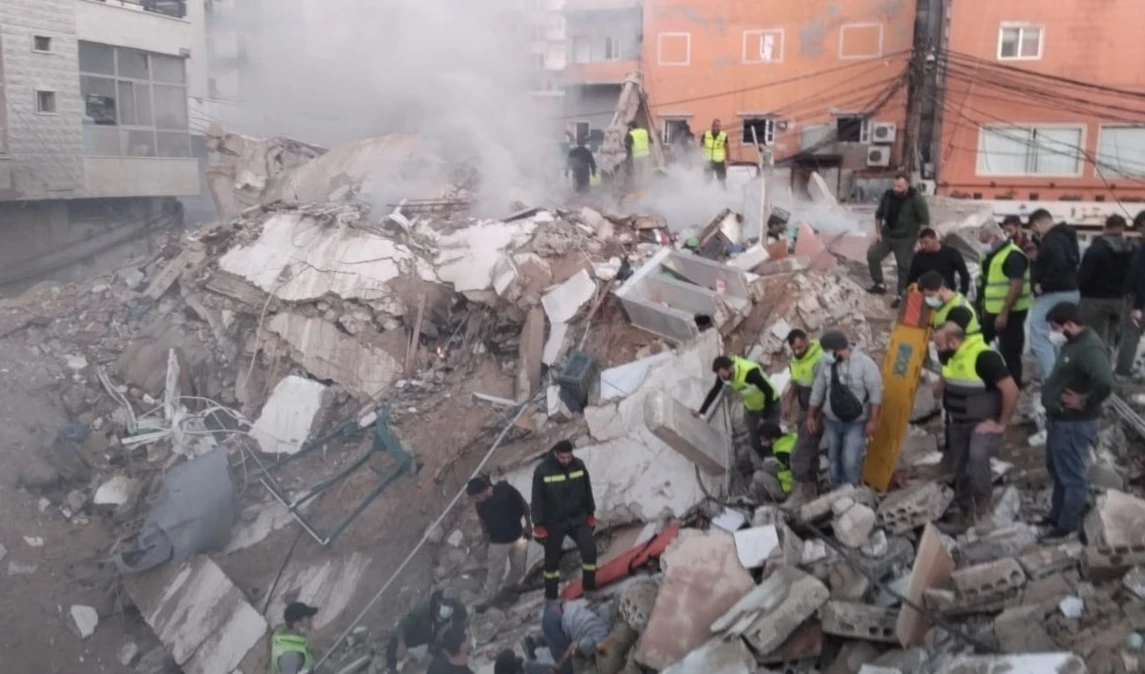 Restos de un edificio bombardeado en el barrio de Ramal, ciudad de Tiro, al sur del país. (Foto: Agencia Nacional de Noticias)