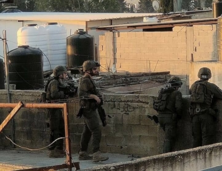 Fuerzas israelíes vigilan desde los tejados de viviendas palestinas del campamento de Askar, en Nablus. (Foto: Redes sociales) 