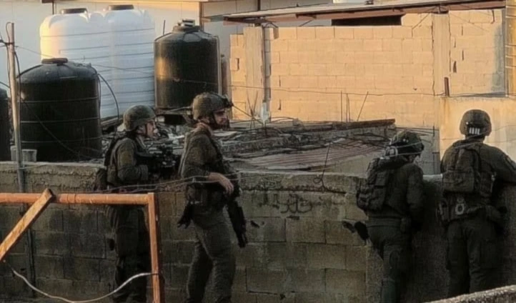 Fuerzas israelíes vigilan desde los tejados de viviendas palestinas del campamento de Askar, en Nablus. (Foto: Redes sociales)