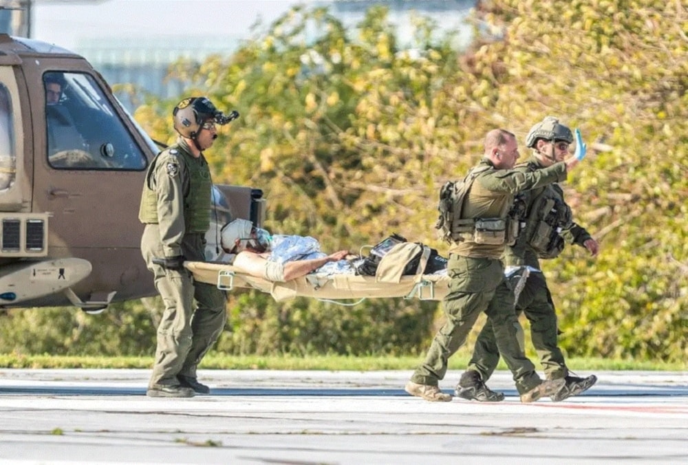 Trasladan a un hospital a un efectivo israelí herido en combate.