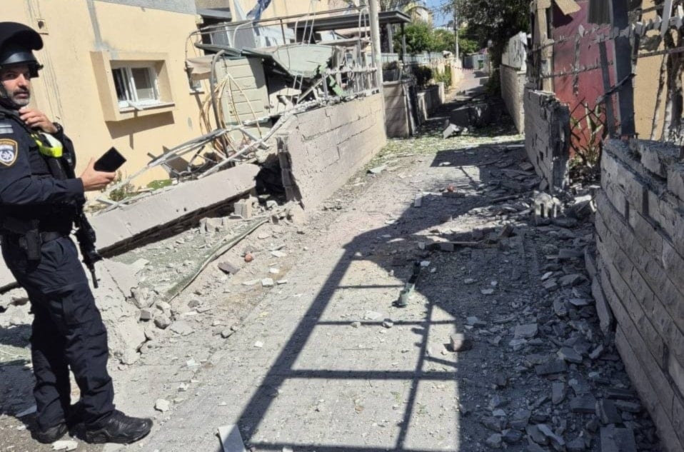 Daños en los asentamientos por el impacto de un misil lanzado por Hizbullah hacia la ciudad ocupada de Haifa