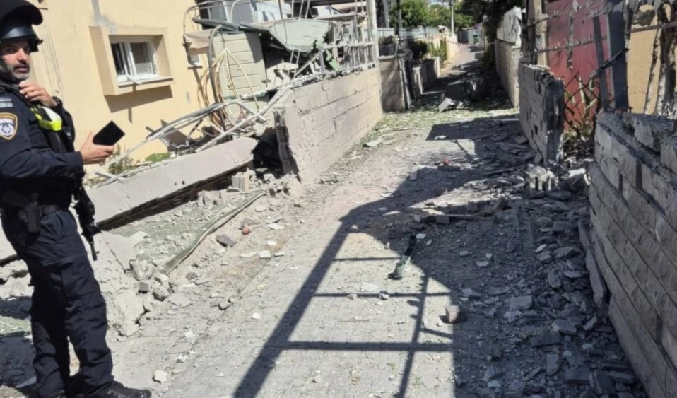 Daños en los asentamientos por el impacto de un misil lanzado por Hizbullah hacia la ciudad ocupada de Haifa