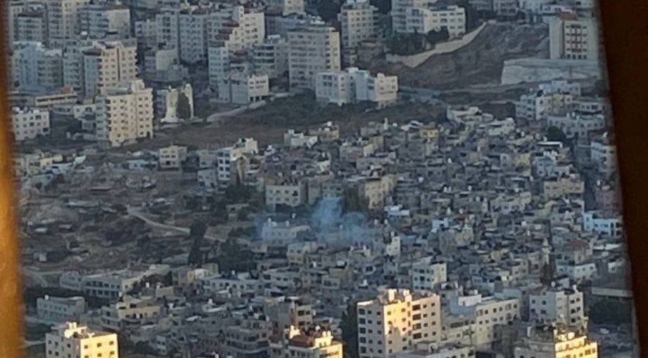 Las fuerzas israelíes lanzaron bombas de humo durante su incursión en el campamento de Al-Ain, en la ciudad de Nablus, Cisjordania.