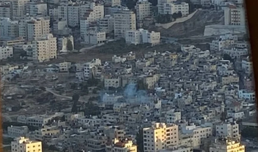 Las fuerzas israelíes lanzaron bombas de humo durante su incursión en el campamento de Al-Ain, en la ciudad de Nablus, Cisjordania.
