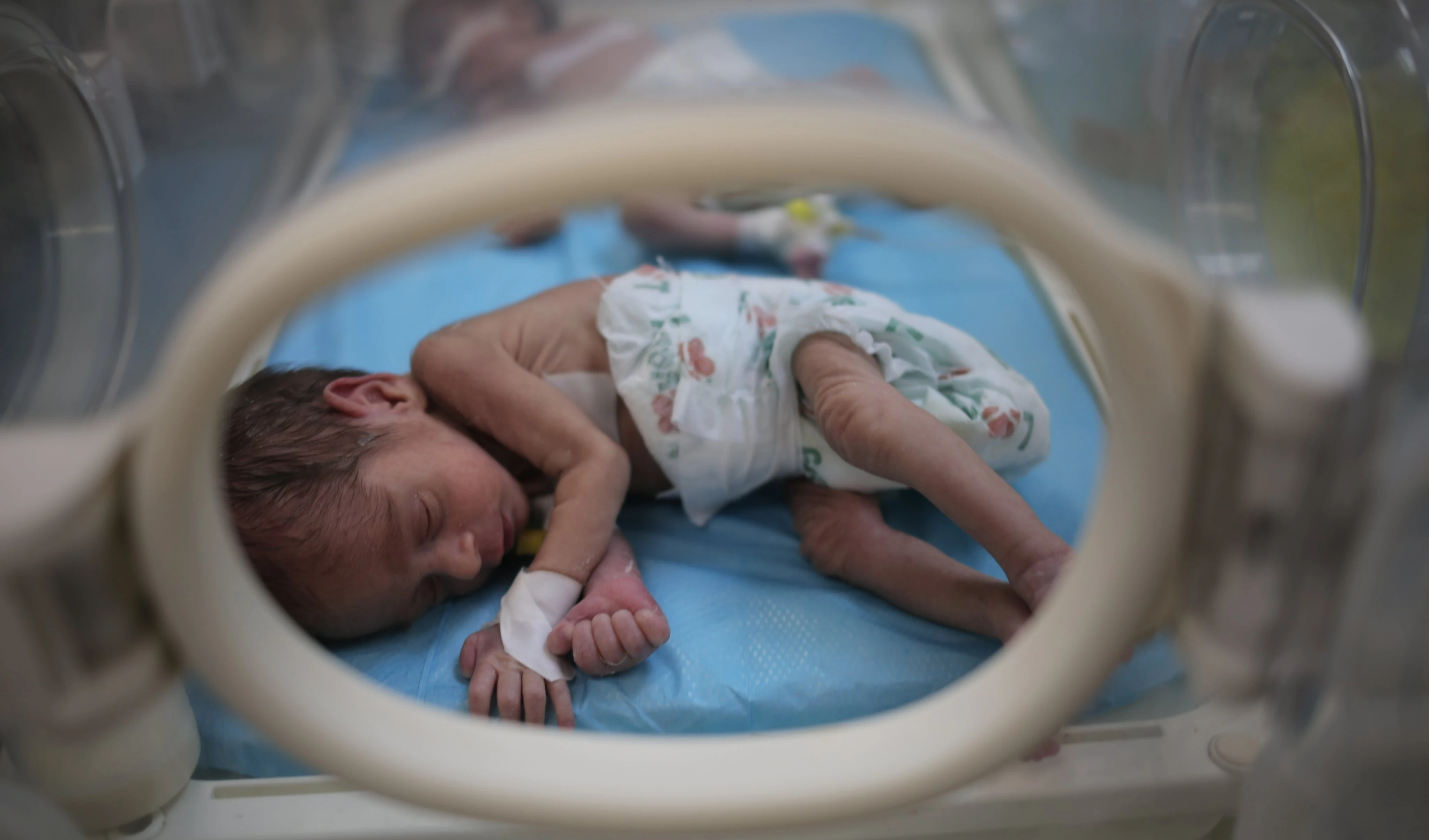 Recién nacido bajo el asedio al norte de Gaza