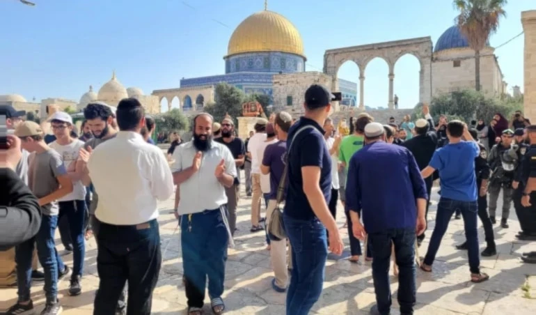 Los colonos israelíes irrumpieron en la mezquita de Al-Aqsa y realizaron rituales talmúdicos. Los colonos israelíes irrumpieron en la mezquita de Al-Aqsa y realizaron rituales talmúdicos.