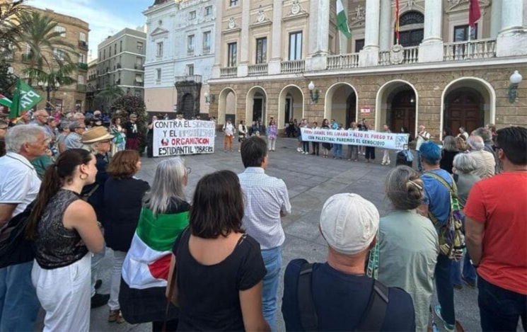 Concentración en la Plaza San Juan de Dios, a las puertas del Ayuntamiento de la ciudad de Cádiz. (Fotos: Diario Bahía de Cádiz)