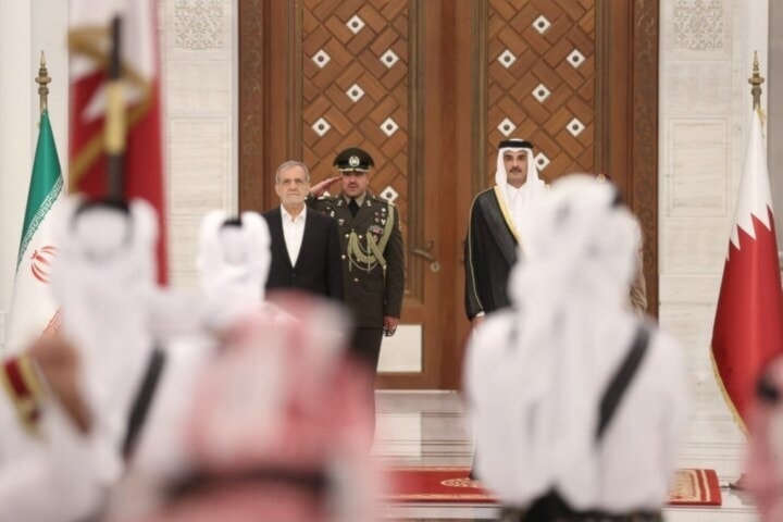 El presidente de Irán, Masoud Pezeshkian (izquierda) y el emir de Qatar, Tamim bin Hamad Al Thani,  en Doha.