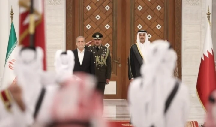 El presidente de Irán, Masoud Pezeshkian (izquierda) y el emir de Qatar, Tamim bin Hamad Al Thani,  en Doha.