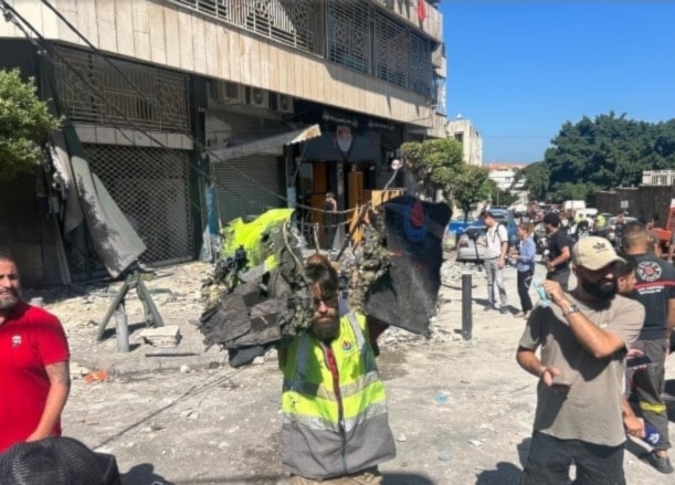 El ataque israelí en el área de Bashoura, en Beirut, apuntó al centro de defensa civil y dejó a su personal muertos o heridos. Foto: AFP