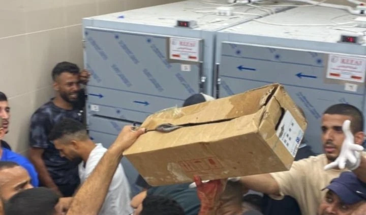 Escenas compartidas por usuarios de las redes sociales mostraron los restos de los mártires siendo transportados en cajas a hospitales.