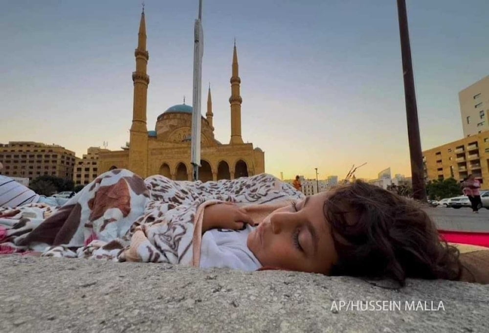 Niña libanesa desplazada duerme en el suelo en el centro de Beirut. Foto: AP