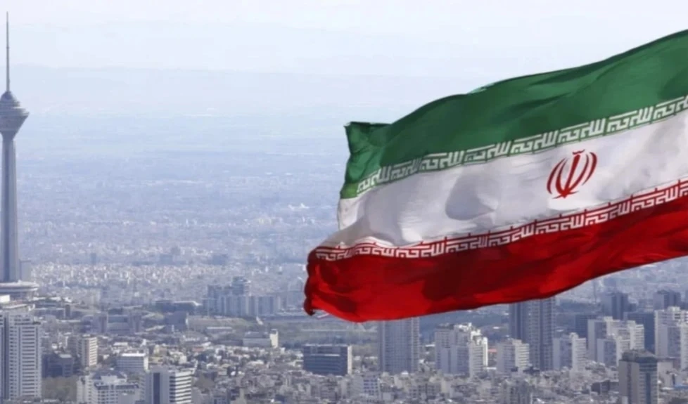 Irán condenó el uso del espacio aéreo de Irak por los cazas israelíes en su agresión a la República Islámica. Irán condenó el uso del espacio aéreo de Irak por los cazas israelíes en su agresión a la República Islámica.