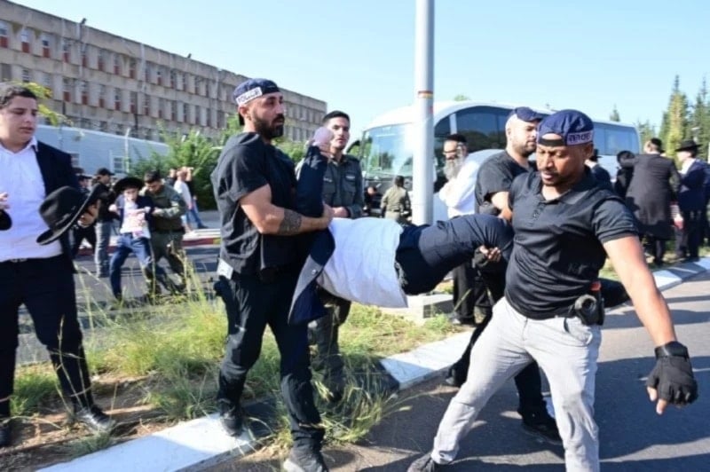 Enfrentamientos entre colonos haredíes y la policía frente a la sede de reclutamiento en Tel Hashomer en rechazo a su reclutamiento obligatorio.