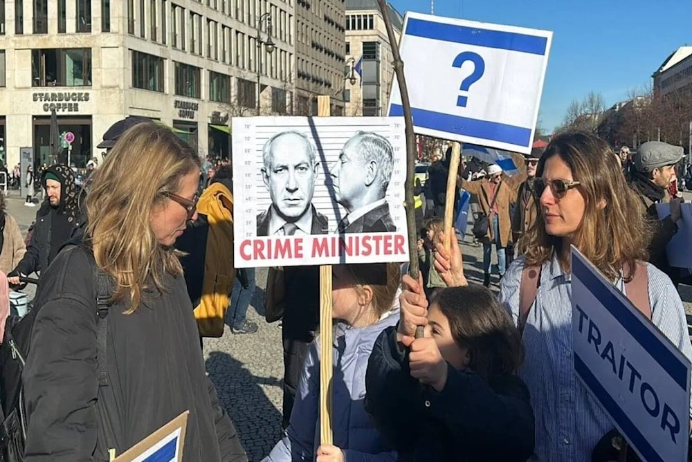 Manifestación en la Puerta de Brandeburgo en Berlín contra el primer ministro de 