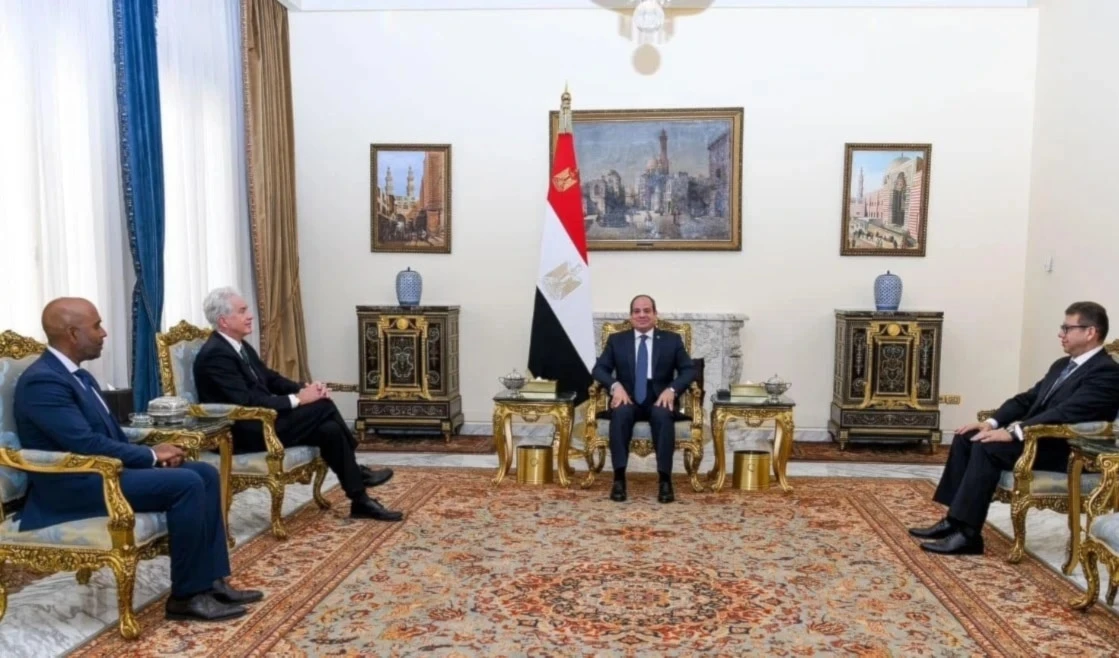 Presidente de Egipto, Abdel Fattah El Sisi, recibe al jefe de la CIA, William Blums.