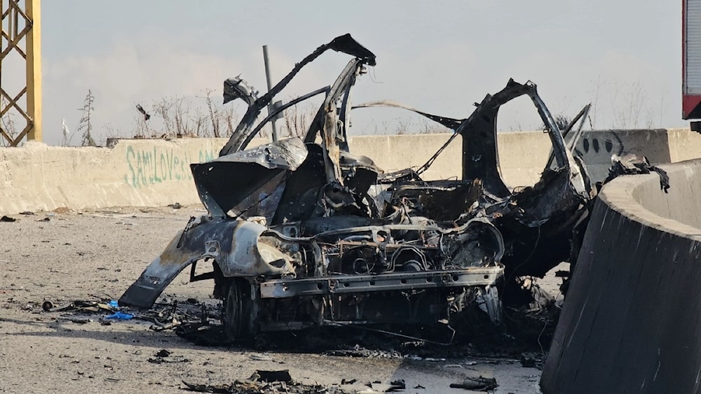 Un paramédico falleció y otros dos resultaron heridos tras la embestida de la aviación enemiga en la localidad de Deir Al-Zahrani.