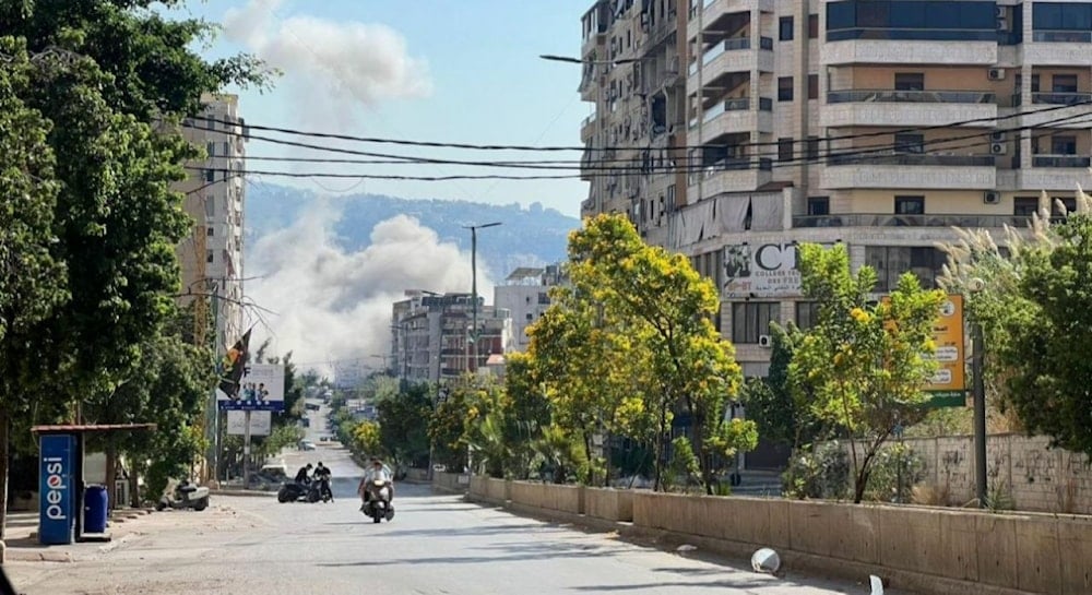 Nubes de humo sobre edificios residenciales bombardeados por aviones israelíes en los barrios de la Universidad y Al-Layliki en el suburbio sur de Beirut.