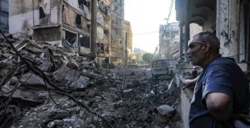  Un residente observa la destrucción tras el ataque israelí dirigido a la zona de Al-Mareija en el suburbio sur de Beirut. (Foto: AFP)