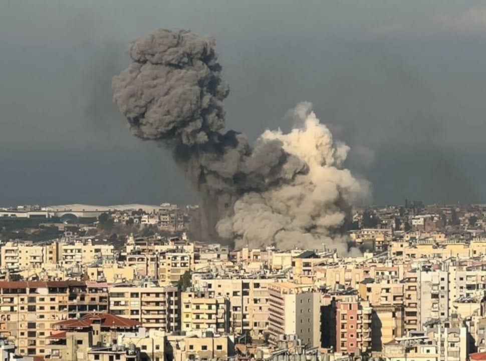 Humo que se eleva tras una incursión israelí dirigida al suburbio sur de Beirut. 5 de octubre de 2024 (Redes sociales)